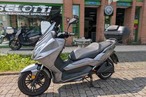 Maxi scooter elettrico guidabile in autostrada pat