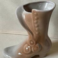 Vaso in ceramica a forma di scarpa, colore beige