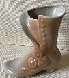 Vaso in ceramica a forma di scarpa, colore beige