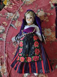 bambola con abito tradizionale 