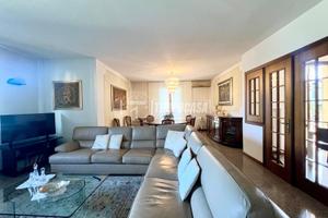PRESTIGIOSA E UNICA VILLA IMMERSA NEL VERDE A TRAV