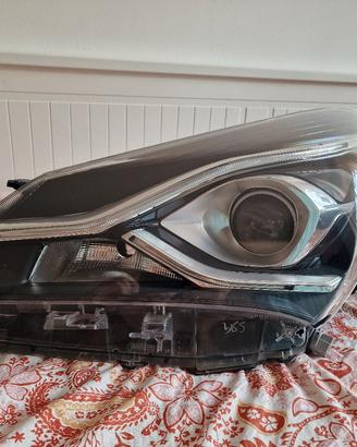 Faro anteriore sinistro TOYOTA YARIS 1.5 hybrid 