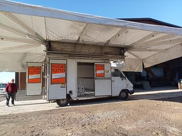Camion per mercato con tenda per ambulante