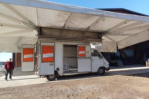 Camion per mercato con tenda per ambulante