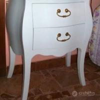 Due comodini classici come in foto