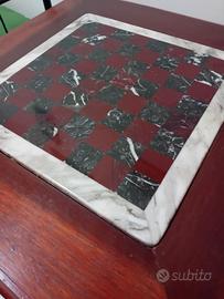 Tavolino con scacchiera fatto in marmo