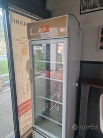 Frigoriferi e attrezzatura locale