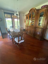 Sala da pranzo in noce nazionale