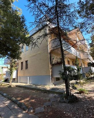 Ampia metratura in zona Villa Pini