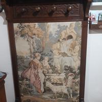 Cappelliera antica a parete con arazzo