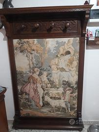 Cappelliera antica a parete con arazzo