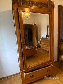 Armadio anni 30 in legno con specchio