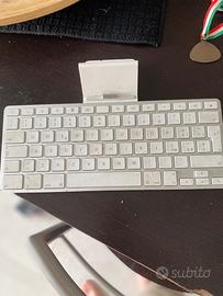 Apple A 1359 Ipad in alluminium Keyboard With  32