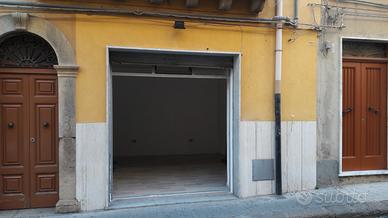 Locale commerciale di 30 m² , pressi piazza