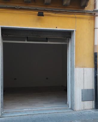 Locale commerciale di 30 m² , pressi piazza