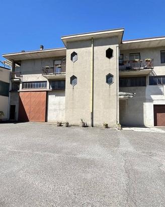 Palazzo / Stabile di 420 m² con più di 5 locali a 