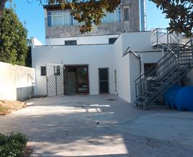 Ristorante/pizzeria locale pronto all'uso