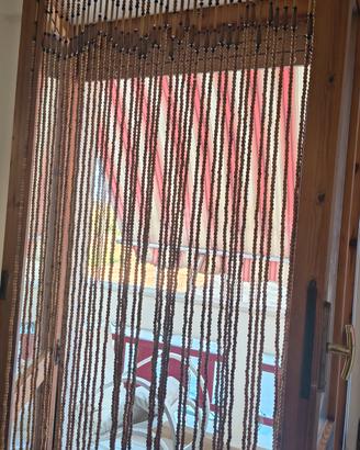 tenda  con perline di legno