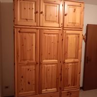 armadio in legno di pino