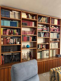 Libreria in noce tutta parete