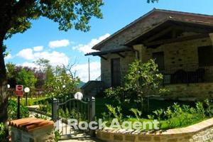 VILLA IN PIETRA CON GIARDINO PRIVATO E PISCINA