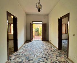 Semindipendente con cortile - da ristrutturare