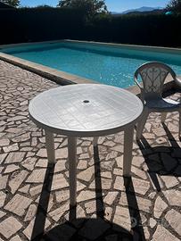 9 tavoli rotondi e 45 sedie in plastica da esterno