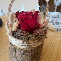 Decorazione floreale centrotavola in legno e rosa