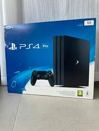 Play Station 4 PRO da 1 TB con 2 Joypad