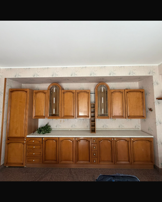 Cucina completa con tavolo e piccola isola