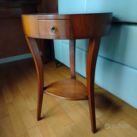 Elegante Tavolino d’Appoggio in Noce