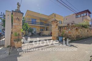 Villa di 250 m² con più di 5 locali a Carini
