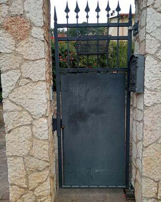 cancello elettrico in ferro battuto