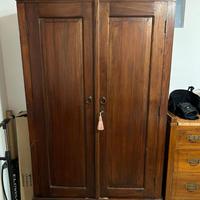 Armadio in legno con cassetto