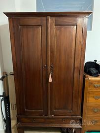 Armadio in legno con cassetto