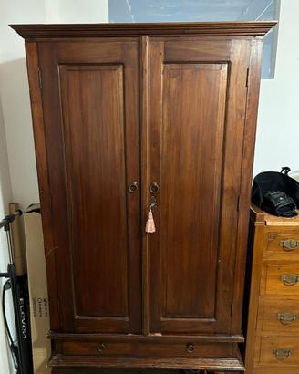 Armadio in legno con cassetto