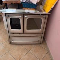 Stufa / cucina a legna nordica con forno