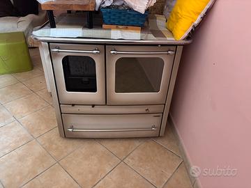 Stufa / cucina a legna nordica con forno