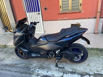 T MAX 560 icon blu 2023