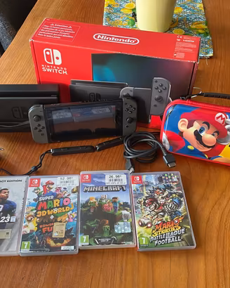 Nintendo Switch V2 completa + 4 giochi + custodia