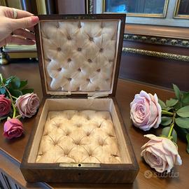 Antico scrigno radica di noce e capitonné seta