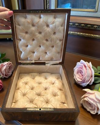 Antico scrigno radica di noce e capitonné seta