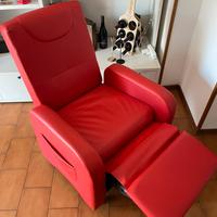 Poltrona reclinabile con ruote rossa in ecopelle