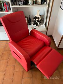 Poltrona reclinabile con ruote rossa in ecopelle