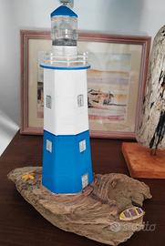 Faro in legno bianco e blu su legno di mare