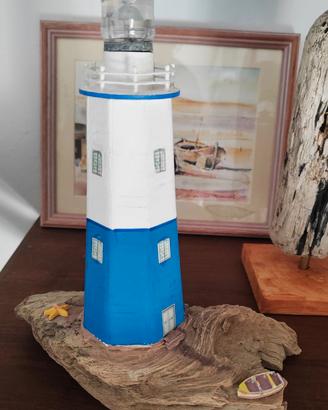 Faro in legno bianco e blu su legno di mare