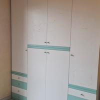 Armadio, cassettiera, letto e materasso, 2 mensole