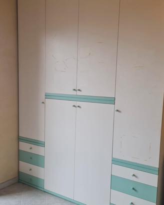 Armadio, cassettiera, letto e materasso, 2 mensole
