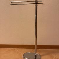 Piantana porta-asciugamani in metallo cromato