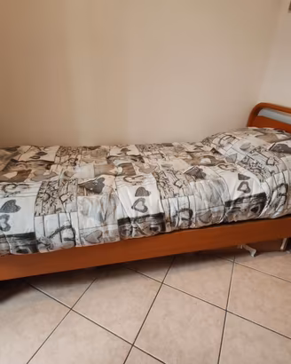 Letto singolo + rete a doghe e comodino